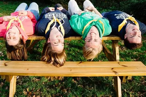 scouts hangend van bank